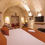 Canyon Cave Hotel