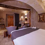 Canyon Cave Hotel