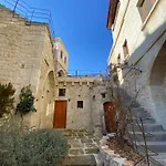 Canyon Cave Hotel